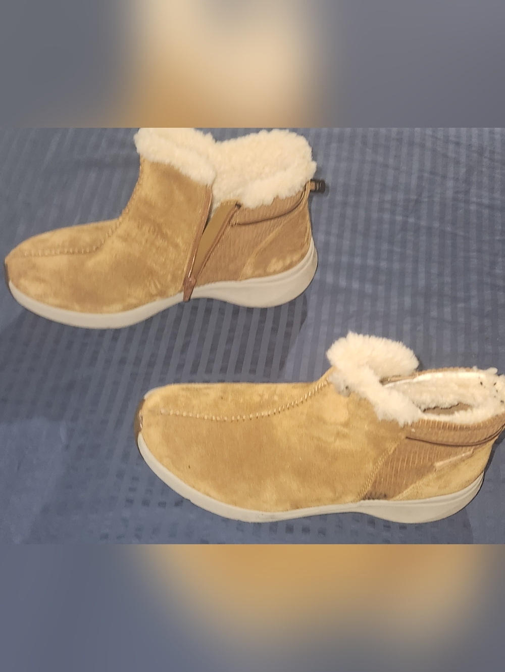 Clarks Wave 2.0 Suede Wheat Color Booties Size 8